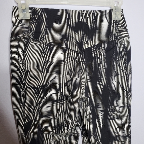 Nike Black Legendary Waves Printed Cropped Legging - Picture 7 of 11